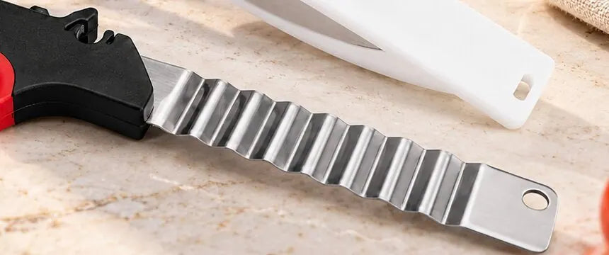 Close-up of the Götze Kitchen Shears crinkle-edge blade