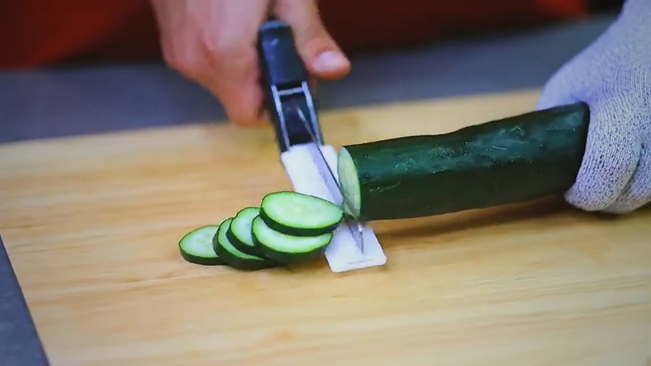 Götze Limited Bundle peeler and kitchen shears in use